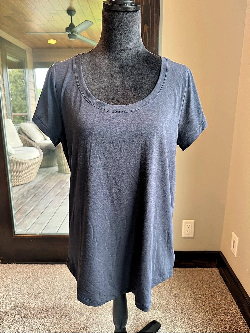 Athleta Short Sleeve Scoop Neck Top in Black Size Medium Like New